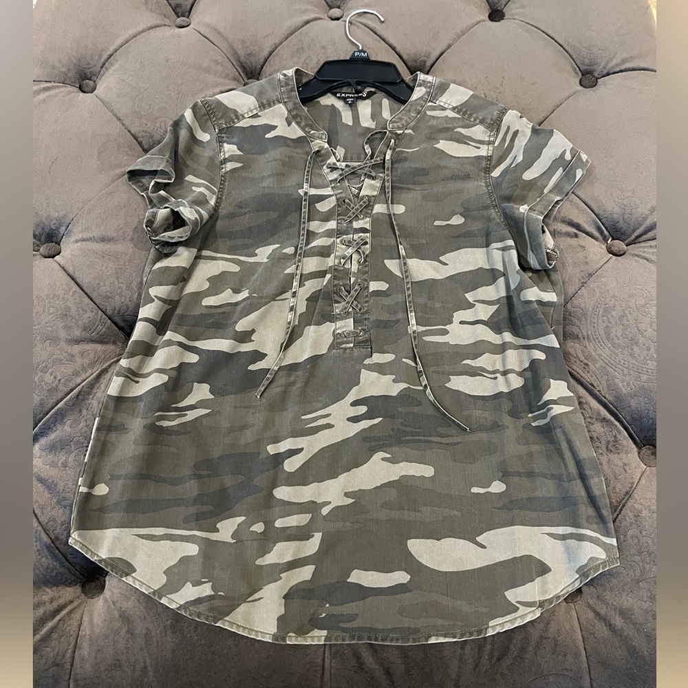Express camo shorts sleeve top